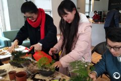 吸管插入水晶泥中